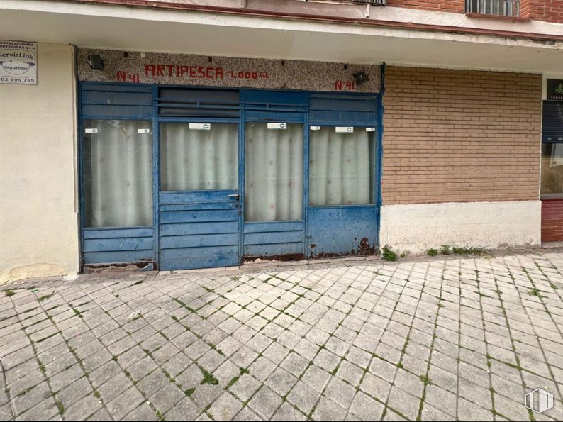 Local en venta en Zona Vinateros, Moratalaz, Madrid, 28030 con puerta, madera, superficie de la carretera, edificio, ladrillo, suelo, albañilería, accesorio, fachada y gas alrededor