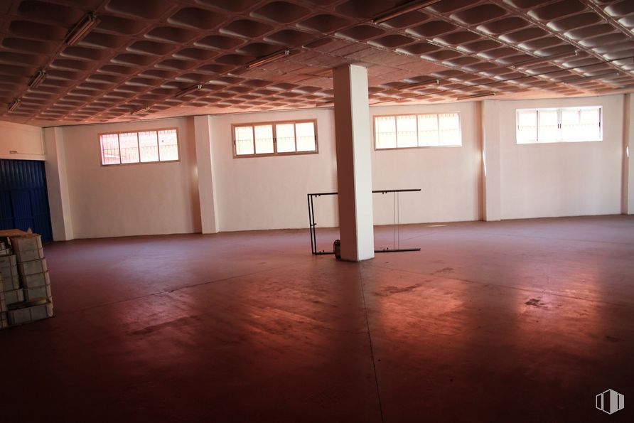 Industrial for rent at Zona industrial, Fuenlabrada, Madrid, 28946 with window, table, building, wood, hall, flooring, floor, art, fixture and hardwood around