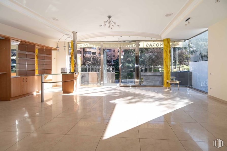 Local en alquiler en Parque Conde Orgaz, Hortaleza, Madrid, 28043 con mesa, suelos, interiorismo, suelo, vidrio, techo, edificio comercial, puerta, apartamento y suelo de baldosas alrededor