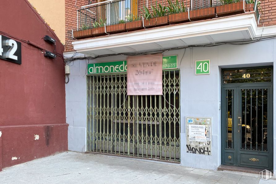 Local en venta en Calle Marqués de Viana, 40, Tetuán, Madrid, 28039 con puerta, edificio, propiedad, ventana, accesorio, arquitectura, barrio, pared, madera y fachada alrededor