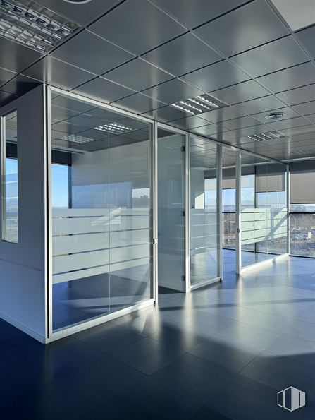 Office for rent at Edificio Barajas, Calle Alcañiz, 23, Barajas, Madrid, 28042 with flooring, interior design, floor, ceiling, glass, commercial building, composite material, metal, engineering and headquarters around