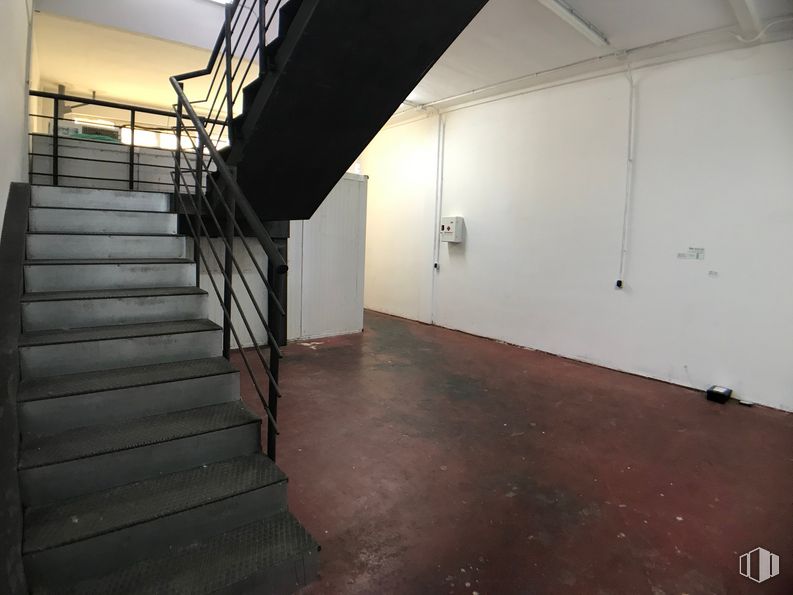 Nave en venta en Camino Ancho, 21, Daganzo de Arriba, Madrid, 28814 con edificio, escaleras, madera, accesorio, suelo, piso, pasillo, puerta, madera y material compuesto alrededor