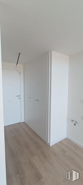 Oficina en venta en Calle Laguna del Marquesado, Villaverde, Madrid, 28021 con puerta, edificio, accesorio, madera, suelo, suelos, propiedad material, casa, madera dura y vidrio alrededor