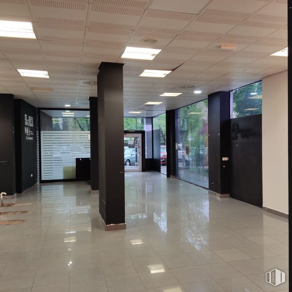 Local en venta en Avenida Portugal, 12, Móstoles, Madrid, 28932 con accesorio, diseño de interiores, suelo, suelo de baldosas, piso, edificio, vidrio, material compuesto, techo y evento alrededor