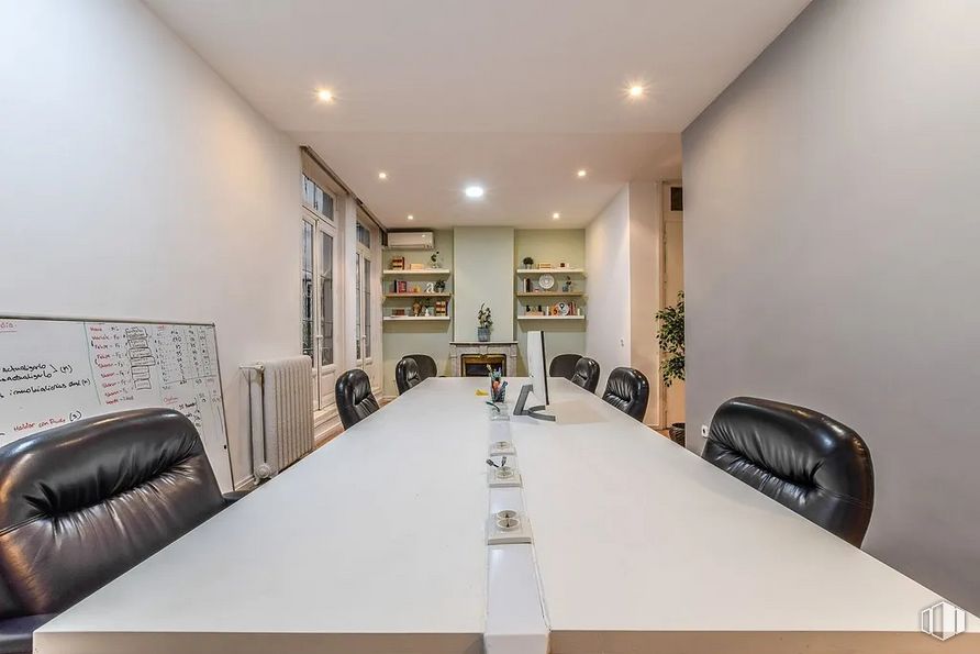 Oficina en alquiler en Calle Alfonso XII, 8, Retiro, Madrid, 28014 con mesa, silla, mueble, planta, escritorio, ebanistería, planta de interior, puerta, silla de oficina y interiorismo alrededor