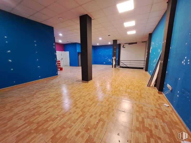 Retail for rent at General Villalba, Toledo, 45003 with light fixture, flooring, floor, ceiling, wood flooring, lighting, interior design, room, hall and laminate flooring around