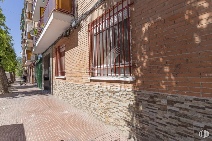 Local en venta en Zona centro, Alcalá de Henares, Madrid, 28805 con ventana, edificio, madera, superficie de la carretera, albañilería, ladrillo, barrio, diseño urbano, árbol y zona residencial alrededor