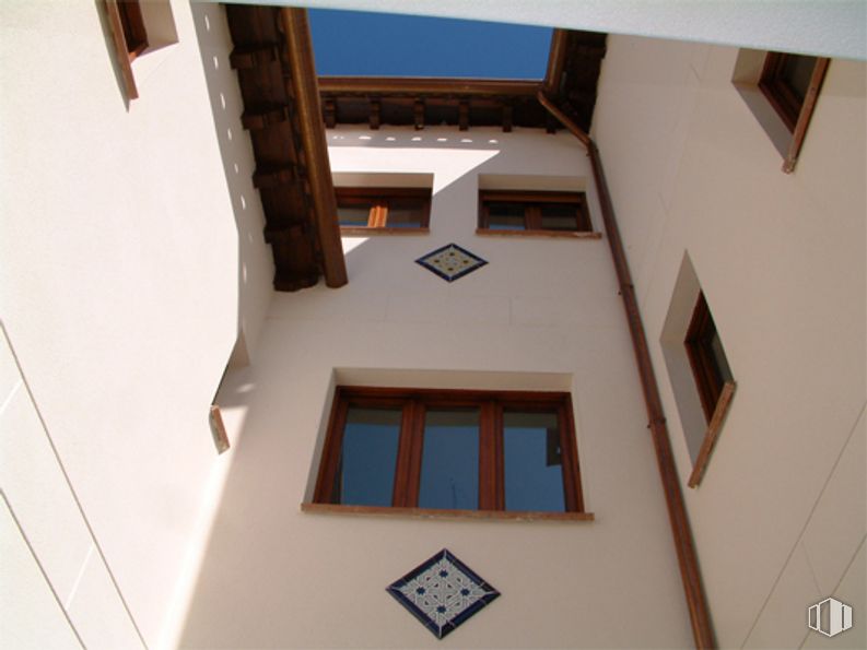 Office for rent at Calle Comercio, 6, Toledo, 45001 with window, brown, building, wood, house, fixture, rectangle, facade, symmetry and ceiling around