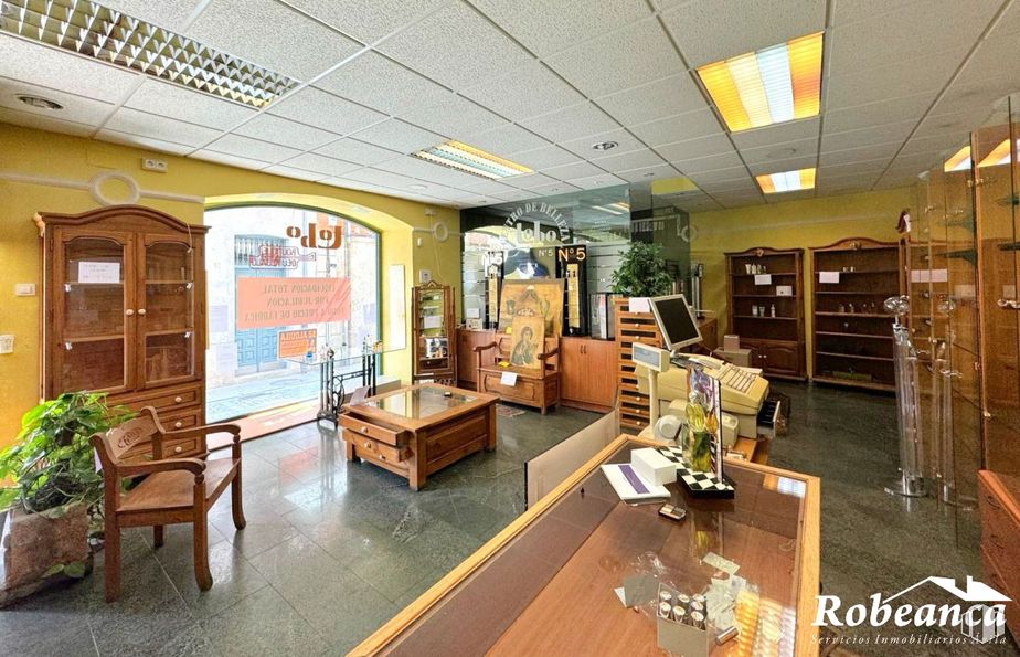 Retail for rent at Plaza Catedral, Ávila, 05001 with houseplant, chair, table, light fixture, plant, flowerpot, interior design, architecture, couch and television around