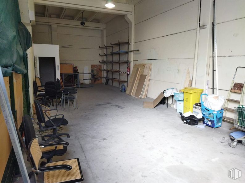 Industrial for rent at Calle Laguna Del Marquesado, Villaverde, Madrid, 28021 with chair, furniture, wood, floor, flooring, building, shelf, hardwood, engineering and shelving around