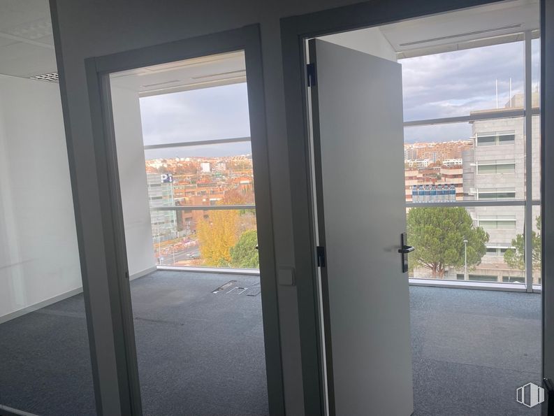 Oficina en alquiler en Edificio A, Calle Anabel Segura, 11, Alcobendas, Madrid, 28109 con puerta, suelos, suelo, vidrio, material compuesto, apartamento, puerta de casa, transparencia, iluminación natural y limpieza alrededor