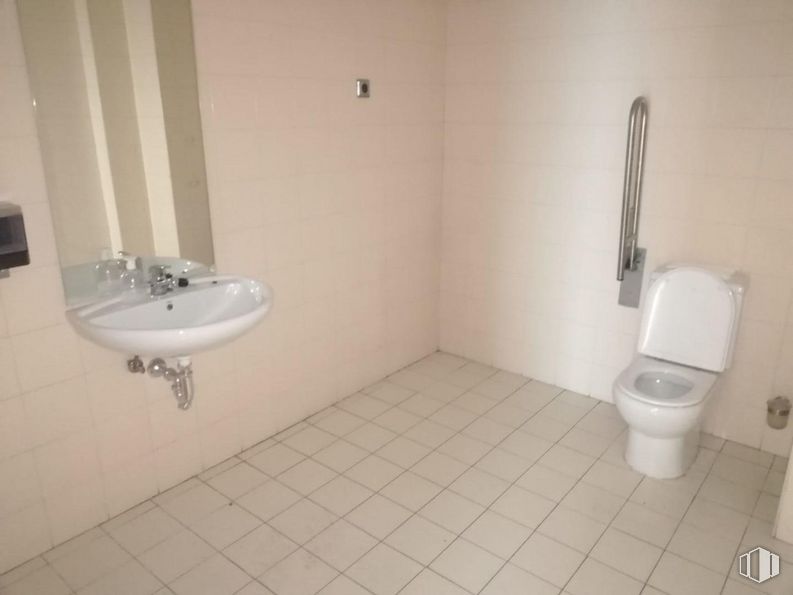 Retail for sale & for rent at Calle Gijón, Fuenlabrada, Madrid, 28942 with toilet, sink, property, plumbing fixture, bathroom, purple, fixture, toilet seat, bathroom sink and fluid around