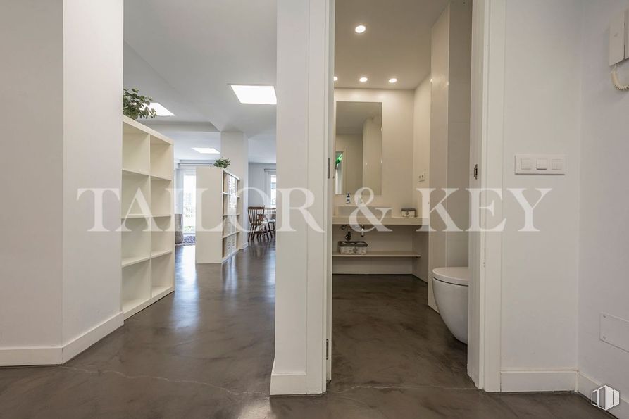 Office for rent at Calle Doctor Esquerdo, Retiro, Madrid, 28007 with bookcase, building, fixture, wood, interior design, floor, flooring, real estate, door and ceiling around