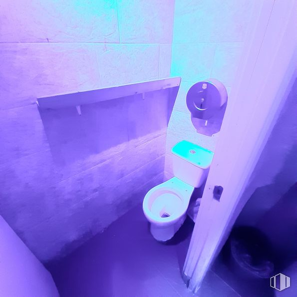 Retail for sale at Calle Jesús del Valle, 34, Centro, Madrid, 28004 with toilet, toilet paper, purple, blue, azure, plumbing fixture, toilet seat, bathroom, paper towel and fluid around