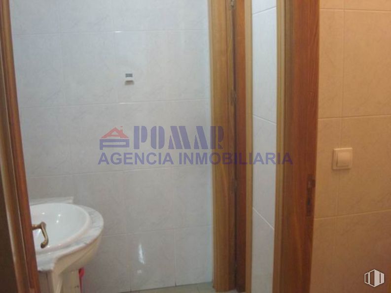 Office for sale at Calle Alfonso de Montalvo, 9, Ávila, 05001 with sink, brown, product, wood, fixture, interior design, flooring, floor, material property, paint and font around