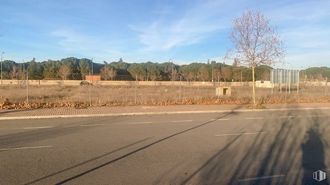 Land for sale at Calle Navas del Marques, s/n, Ávila, 05002 with sky, cloud, plant, road surface, asphalt, land lot, tree, thoroughfare, grass and natural landscape around