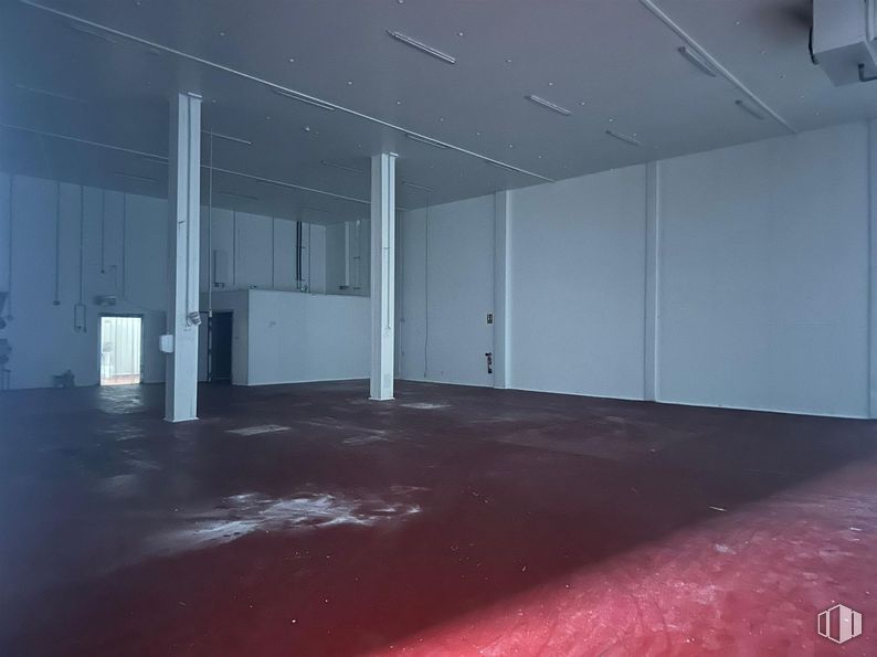 Industrial for rent at Zona Industrial, Lominchar, Toledo, 45212 with flooring, floor, ceiling, composite material, concrete, hall, building material, column, electrical supply and fluorescent lamp around