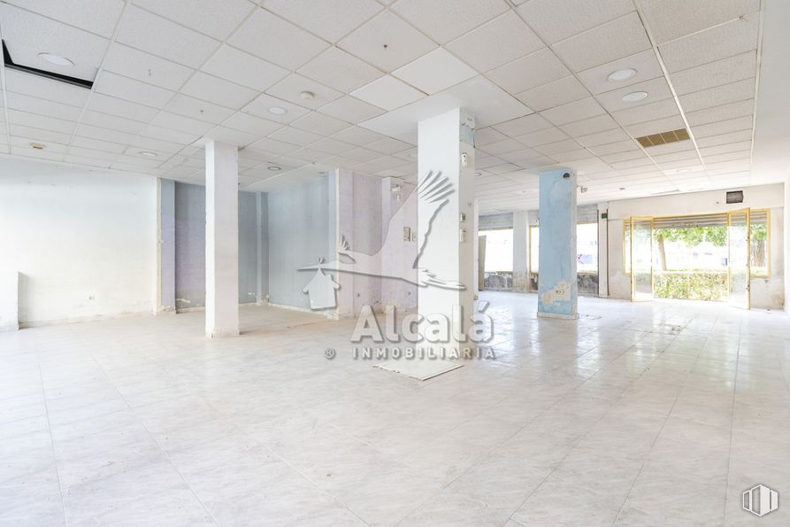 Retail for sale at Zona Rinconada, Alcalá de Henares, Madrid, 28803 with interior design, hall, flooring, floor, fixture, art, real estate, composite material, ceiling and glass around