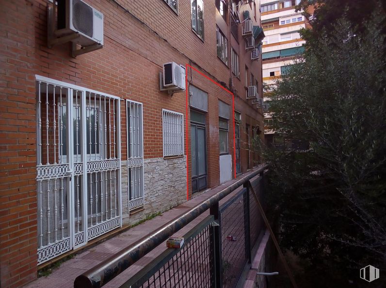 Local en venta en Calle Azorín, 11, Móstoles, Madrid, 28935 con edificio, ventana, madera, ladrillo, albañilería, diseño urbano, zona residencial, inmobiliario, fachada y ciudad alrededor