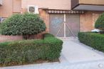 Retail for sale at Calle Puerto Serrano, 3, Arganzuela, Madrid, 28045 with door, house, plant, property, leaf, road surface, brick, urban design, brickwork and wall around