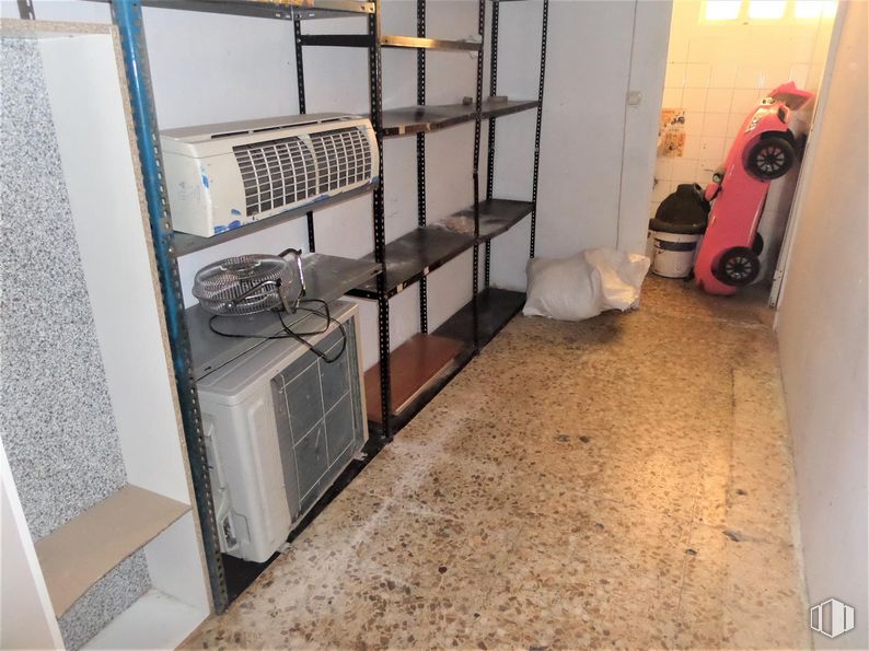 Local en alquiler y venta en Calle Huesca, Móstoles, Madrid, 28938 con suelo, suelos, ebanistería, gas, electrodomésticos, madera, electrodoméstico, máquina, madera dura y maletas y bolsas alrededor