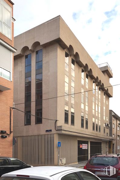 Office for sale & for rent at Zona Opañel, Carabanchel, Madrid, 28019 with car, building, automotive parking light, land vehicle, property, window, sky, cloud, vehicle and automotive exterior around