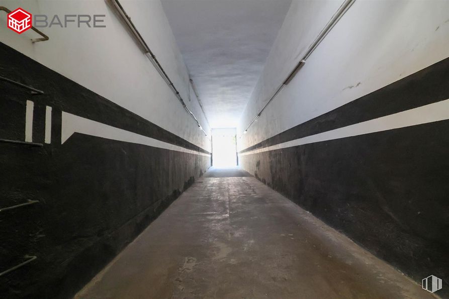 Nave en venta en Calle Eloy Gonzalo, Chamberí, Madrid, 28010 con superficie de la carretera, gris, madera, suelos, en paralelo, tintes y matices, simetría, túnel, agua y hormigón alrededor