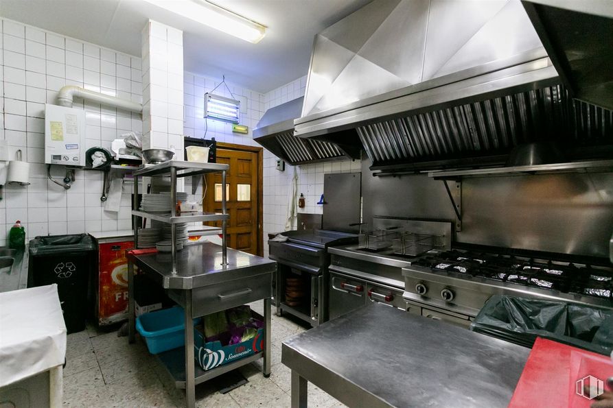 Local en alquiler y venta en Zona Arroyo de Fontarrón, Moratalaz, Madrid, 28030 con aparato de cocina, estufa de gas, electrodoméstico, mesa, cocina, edificio, cocina, horno de laboratorio, gas y electrodomésticos alrededor