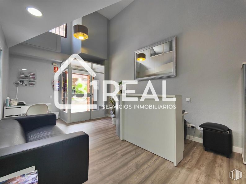 Retail for rent at Zona Peñagrande, Fuencarral - El Pardo, Madrid, 28035 with couch, lighting, furniture, building, architecture, interior design, hall, flooring, floor and comfort around