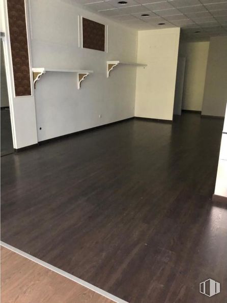 Retail for rent at Calle Emilio Sánchez Vera, Cuenca, 16002 with building, fixture, wood, house, floor, flooring, wood stain, hardwood, hall and composite material around