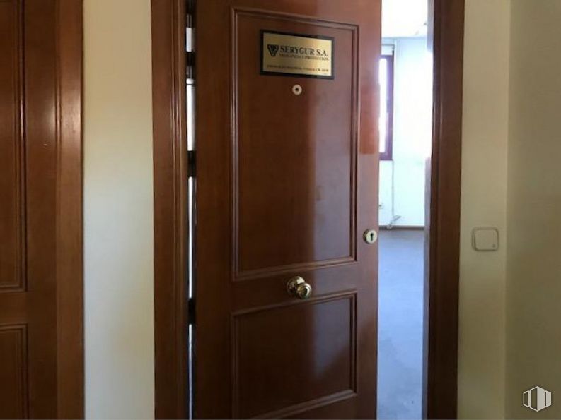 Office for sale at Zona Puente Alcocer, Villaverde, Madrid, 28041 with door, property, handle, building, dead bolt, fixture, wood, house, home door and automotive exterior around