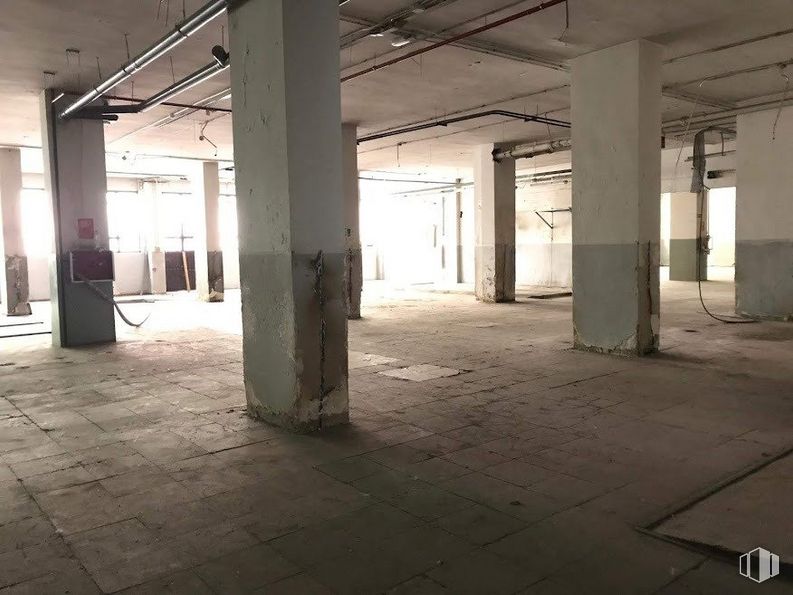 Retail for sale at Calle Nicolás Morales, Carabanchel, Madrid, 28019 with floor, flooring, fixture, composite material, ceiling, building material, tints and shades, city, gas and concrete around