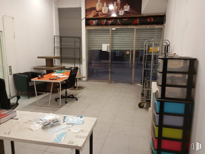 Retail for sale at Calle Dolores Barranco, Usera, Madrid, 28026 with table, chair, cabinetry, interior design, flooring, floor, building, wood, desk and gas around