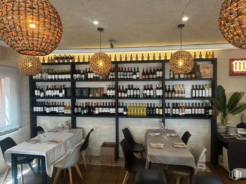 Local en alquiler en Calle Ángel Yagüe, Torrelodones, Madrid, 28250 con alumbrado, lámpara, mesa de cocina y comedor, candelabro, mesa, mueble, botella, establecimiento de bebidas, estante y vajilla alrededor