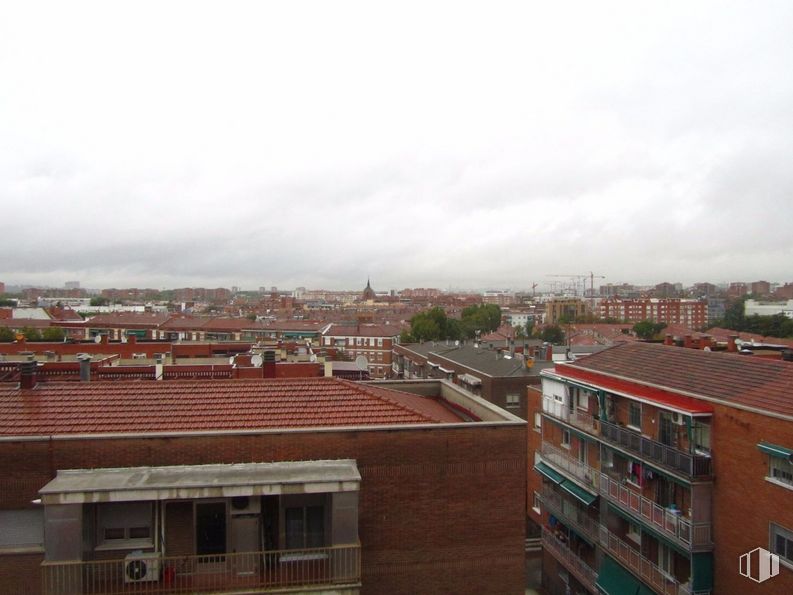 Office for sale at Calle Lenguas, 16, Villaverde, Madrid, 28021 with building, sky, cloud, window, urban design, brickwork, brick, roof, city and house around