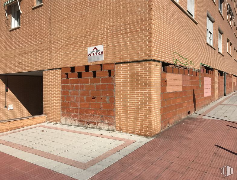 Retail for sale at Calle Antonio Buero Vallejo, Guadalajara, 19004 with window, building, wood, brickwork, road surface, brick, flooring, urban design, material property and residential area around