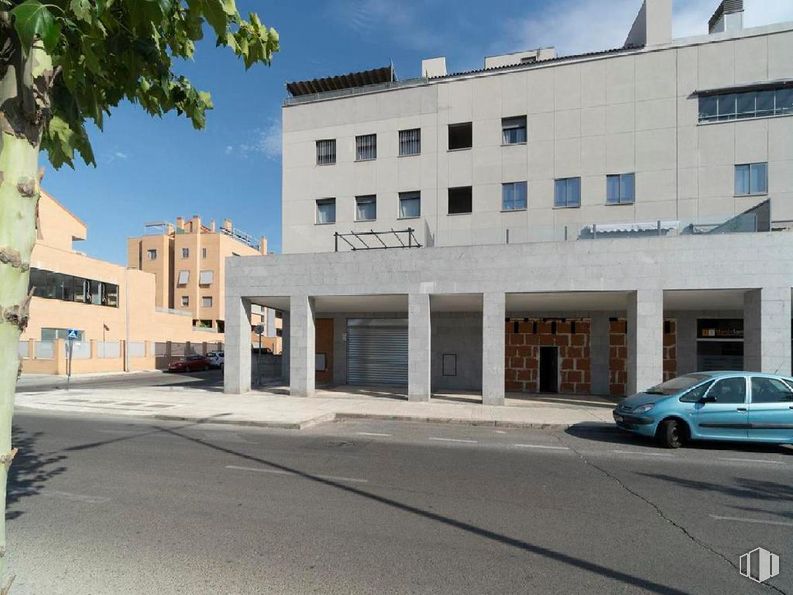 Local en venta en Calle Pino Canario, 2, Navalcarnero, Madrid, 28600 con coche, edificio, ventana, cielo, luz de estacionamiento automotriz, vehículo, rueda, neumático, nube y barrio alrededor