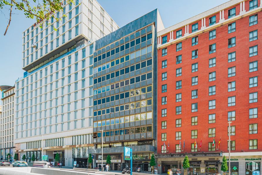 Office for rent at Plaza España, Centro, Madrid, 28008 with building, sky, daytime, property, window, tower block, condominium, architecture, urban design and neighbourhood around