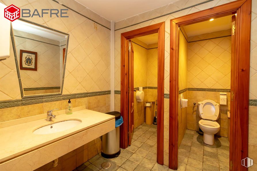 Retail for sale at Avenida España, Valdemoro, Madrid, 28341 with toilet, sink, countertop, mirror, flooring, plumbing fixture, floor, bathroom, interior design and wood around