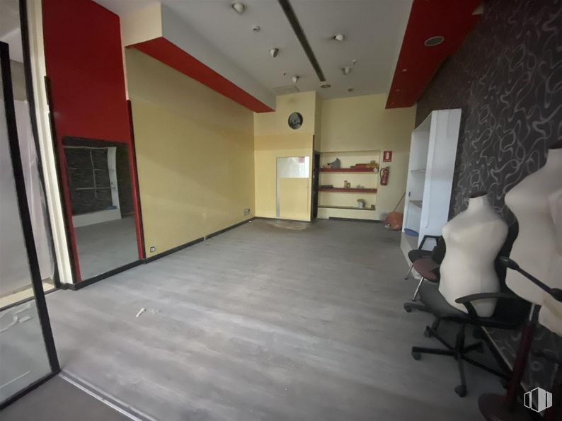 Retail for rent at Calle Alcalá, Ciudad Lineal, Madrid, 28017 with chair, fixture, interior design, wood, floor, flooring, building, hall, door and ceiling around