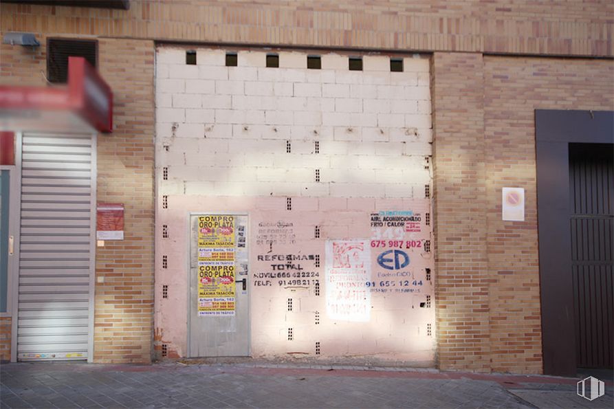 Local en alquiler en Avenida Santuario de Valverde, Fuencarral - El Pardo, Madrid, 28049 con puerta, accesorio, alumbrado, ladrillo, albañilería, material de construcción, rectángulo, fuente, simetría y fachada alrededor