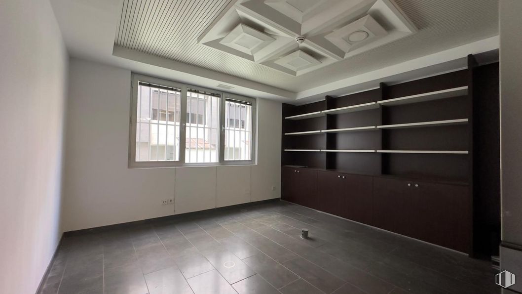 Oficina en alquiler en Calle Oquendo, Chamartín, Madrid, 28006 con ventana, edificio, accesorio, madera, interiorismo, suelos, suelo, hall, sombra y inmobiliario alrededor