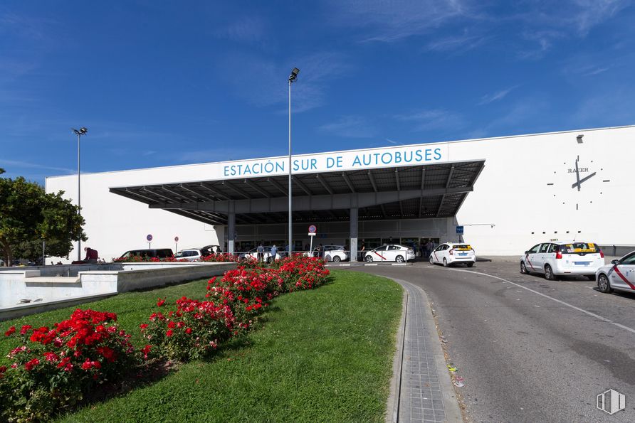 Local en alquiler en Estación Sur de Madrid, Calle Méndez Álvaro, 83, Arganzuela, Madrid, 28053 con coche, edificio, luz de estacionamiento automotriz, nube, planta, cielo, rueda, neumático, vehículo y flor alrededor