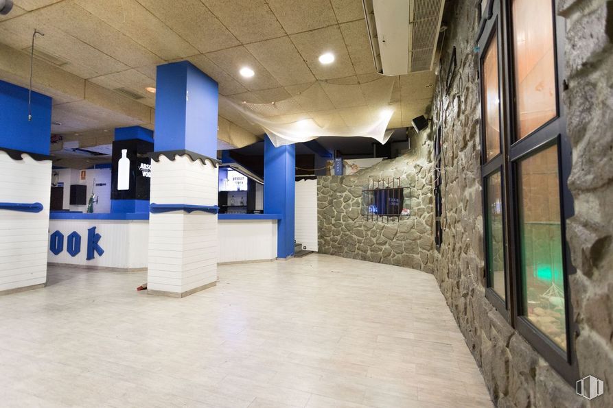 Retail for sale at Zona Acueducto, Segovia, 40001 with interior design, hall, flooring, floor, ceiling, gas, glass, building, electric blue and event around