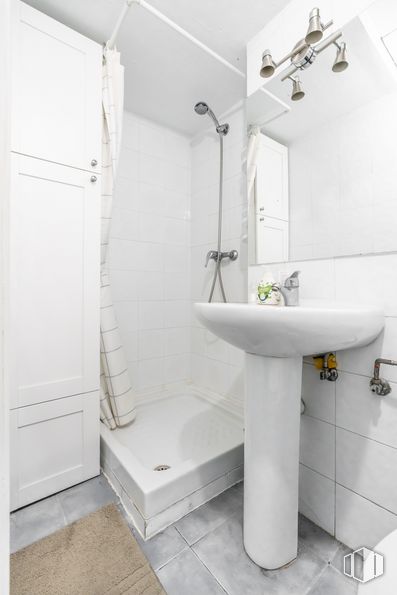 Local en venta en Paseo Delicias, Arganzuela, Madrid, 28045 con alumbrado, fregadero, accesorio de fontanería, grifo, propiedad, edificio, lavabo de baño, espejo, baño y planta alrededor