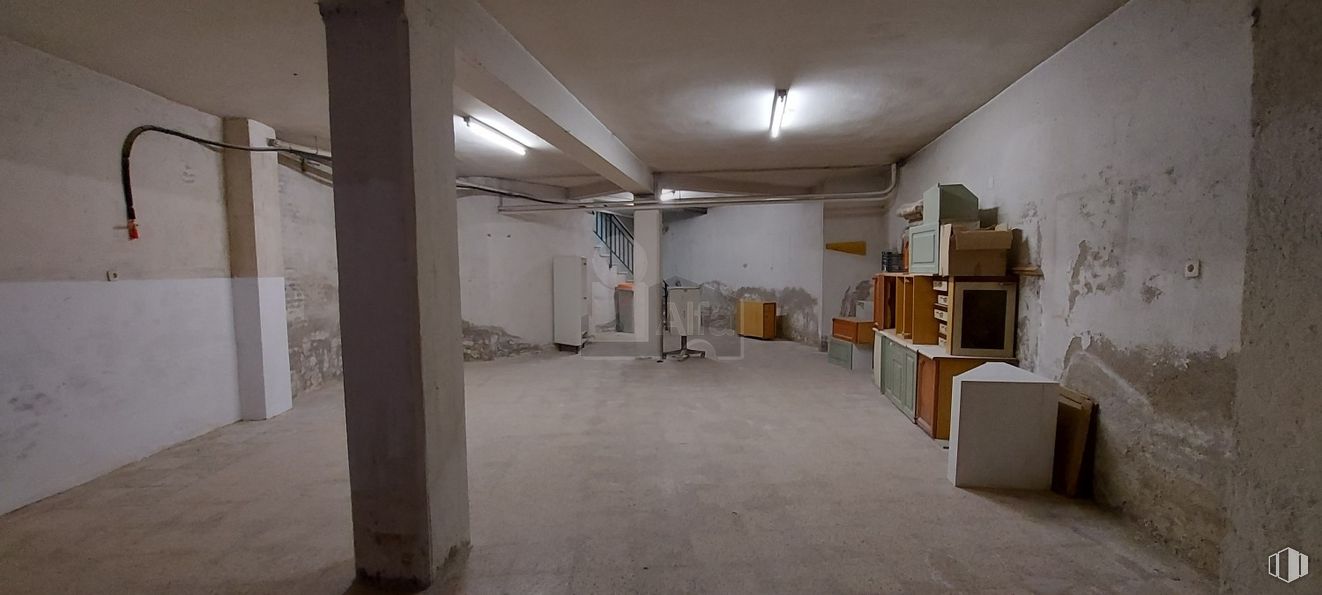 Retail for rent at Paseo Extremadura, La Latina, Madrid, 28011 with property, fixture, flooring, floor, hall, bookcase, wood, ceiling, ladder and event around