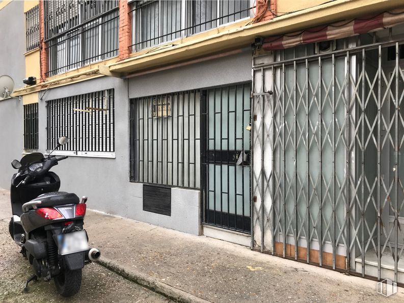 Local en venta en Calle de Carracedo, 7, La Latina, Madrid, 28024 con rueda, motocicleta, vehículo terrestre, neumático, vehículo, iluminación del automóvil, edificio, neumático de automoción, matrícula del vehículo y guardabarros alrededor