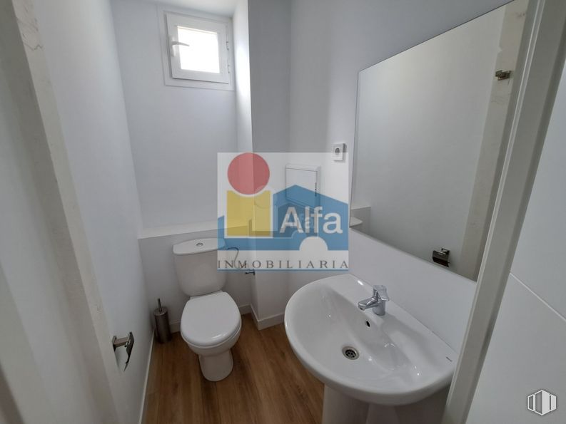 Local en alquiler en Avenida Acueducto, Segovia, 40001 con inodoro, fregadero, ventana, espejo, accesorios de fontanería, grifo, lavabo, cuarto de baño, edificio y suelos alrededor