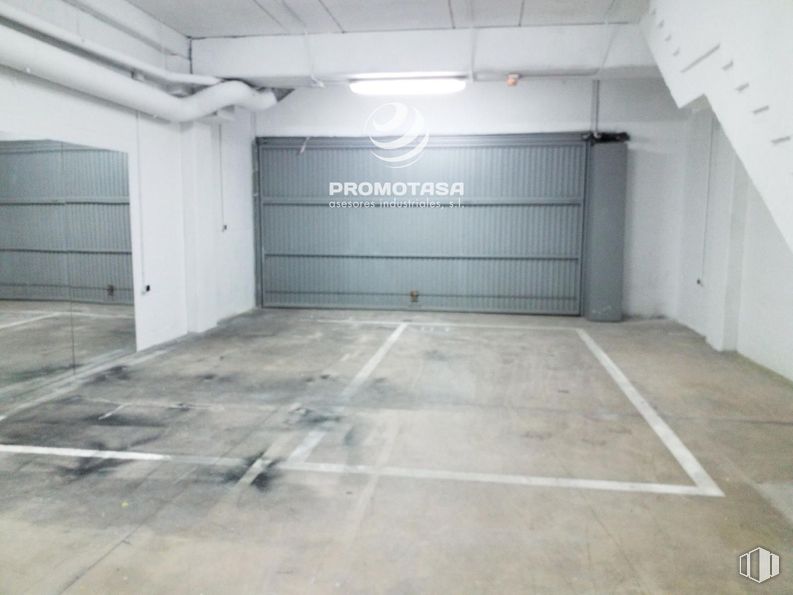 Industrial for rent at Zona industrial, Arganda del Rey, Madrid, 28500 with floor, flooring, garage, concrete, parking, parking lot, basement and garage door around