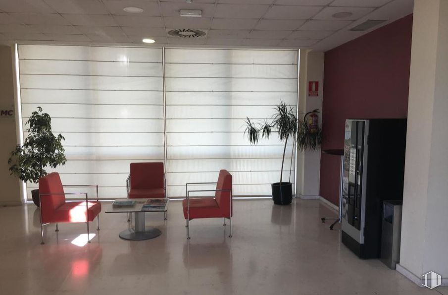 Oficina en venta en Carretera Coruña, Las Rozas de Madrid, Madrid, 28290 con silla, mesa, planta de interior, propiedad, planta, edificio, interiorismo, suelos, maceta y suelo alrededor